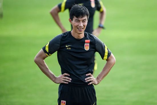 这个办法贏得了真正纽约人的心，在这条公园路往北走十个街区，也有个用瓶子分发人造矿泉水的地方，人称维希水，三十年代人们常把这叫份二分钱的白食，咖啡馆里的办法显然更好些。